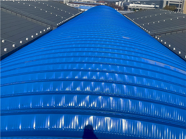 遼寧某糧庫機(jī)械罩棚拱形屋頂工程案例分享遼寧糧庫拱形屋頂施工現(xiàn)場(chǎng)4