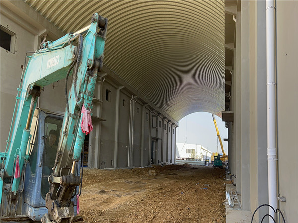 遼寧某糧庫機(jī)械罩棚拱形屋頂工程案例分享遼寧糧庫拱形屋頂施工現(xiàn)場(chǎng)2