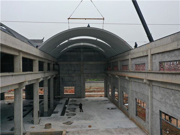 四川某酒廠釀酒車間改造拱形屋頂工程案例解析拱形屋頂屋面單元板吊裝作業